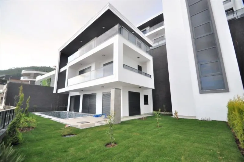 House or villa, 300 m² in Alanya — photo 1